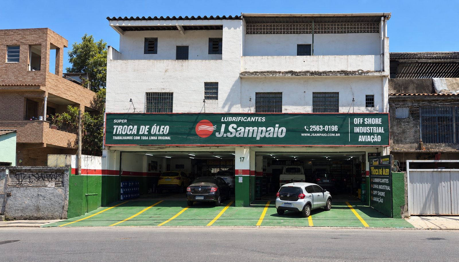 Fachada da Super Troca de Óleo J.Sampaio, com o letreiro verde e as vagas de atendimento